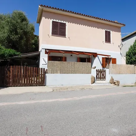 La Casa Dell'olivastro بيت للعطل